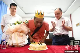 福建首例人工心脏手术一周年 医院为患者举办特殊“生日会”图片