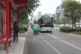 49秒丨新变化！潍坊北海路25处新建候车亭正式启用 公交车改从辅道行驶图片