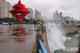 大海有点凶：五四广场海岸边海浪一波一波涌上来图片