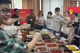 辅导员点两千多元外卖请学生：弥补无毕业活动的遗憾视频封面