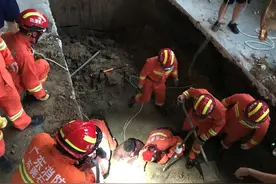 工地塌方，东莞消防队员用铁锹和手刨挖救出工人图片