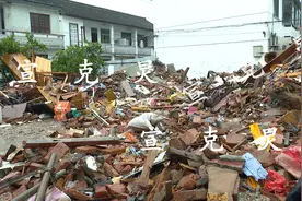 两层楼房被炸坍塌八旬夫妻一死一伤 疑似点蚊香时液化气泄漏所致图片