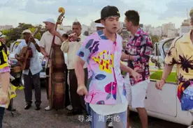 巨好看 | Bella，不许你解开扣子穿花衬衫图片