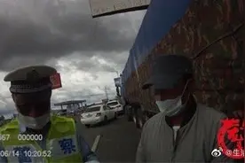 高速突然停车谎称内急 男子无证换驾全被交警看到啦图片