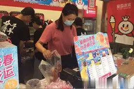 从学中医到配饮料 大一女孩“跨界”创业图片