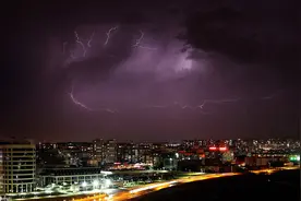又是谁在渡劫了？土耳其安卡拉电闪雷鸣图片