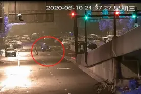 “吃瓜”吃到自己头上！男子带着民警看监控，结果看到自己偷车全过程图片