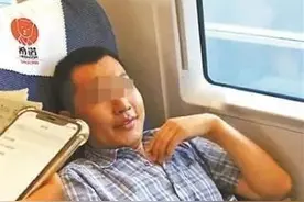 飞机上脱鞋把脚放桌板上，只能忍着？图片