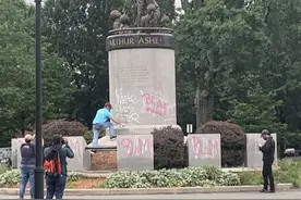 美国黑人雕像也遭破坏 被喷“白人的命也是命”字样图片