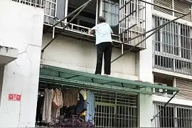 嘉定93岁独居老太忘带钥匙，学“飞檐走壁”爬雨棚翻窗户图片
