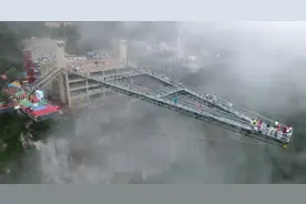 极限荡绳秀 |奥陶纪极限荡绳很刺激？从300米悬崖跳下去什么感觉？他的表情写着：爽图片