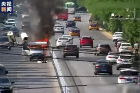 易燃易爆炸！石家庄一货车因打火机高温爆炸起火图片