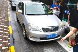 黑车“占据”公交站 上海执法部门连夜整治公交站点非法客运图片