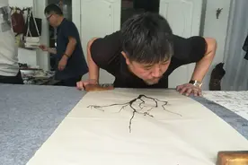 奇！男子用嘴“吹”出精美画作图片