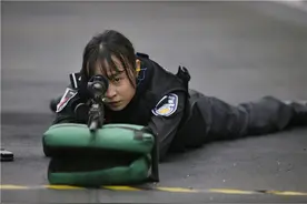 摸枪一个半月，速成“狙击之王”！95后警花小姐姐太飒了图片
