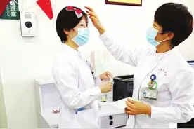 女大学生自制发饰送给白衣天使 医护人员：谢谢柚子同学的礼物，很好看，很温暖图片