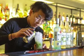 因为周杰伦热播新歌《Mojito》，长沙有的酒吧卖断货，还有老父亲想借这款酒拉近与女儿的距离图片