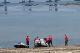 一家三口凌晨驾车坠海，父亲获救母子至今失联图片