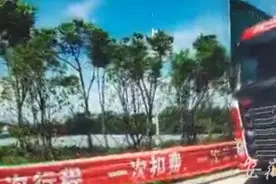铜陵：货车超宽上高速被拦下 竟堵住收费通道图片