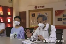 16岁贫困生公交上让座 白发爷爷找到学校捐万元学费图片