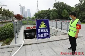 地下通道“渍水”，20分钟恢复畅通图片