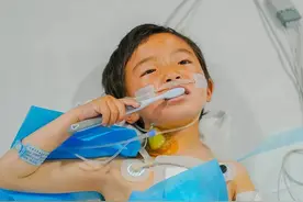 姐弟同患先心病续丨手术中心脏停跳15分钟，弟弟挺过生死关已能自己刷牙图片