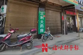 孩子在自家店玩卷帘门时脖子被卡住，窒息死亡！母亲就离10米远……图片