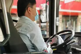 今天公交206路开出“禁毒号”公交车，倡导“健康人生，绿色无毒”图片