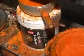 火锅店回收汤底油和青菜二次售卖，店主甩锅疫情视频封面