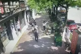 男子为获粉丝打赏当街直播拍打陌生女子臀部颈部！已被行政拘留图片