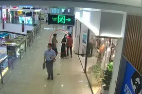 妻子约男网友逛商场买衣服借机诈骗，被警方带回调查，老公来派出所探望结果自投罗网图片