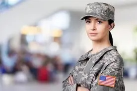 美军女兵成功通过特种部队魔鬼训练 或将成为首位女性“绿色贝雷帽”图片