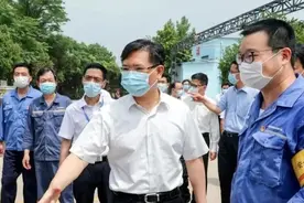 中国宝武总经理、党委副书记胡望明慰问武钢抗疫供氧团队并到武工职院、武汉耐材调研图片