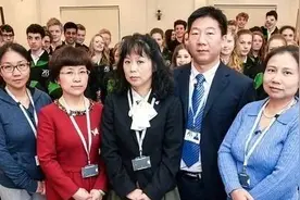 这位BBC纪录片中赴英国“支教”的网红老师，坦言“中西融合”才是最好的数学教育图片