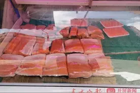 昆明五华区市场监管局：砧板切砍三文鱼后，消毒并销毁图片
