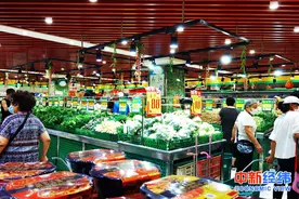 疫情下的北京生鲜店商贩：进货从凌晨一点排队到早上八点图片