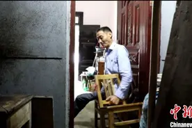 自制公筷意外走红 浙江衢州独臂大叔撑起平凡人生图片