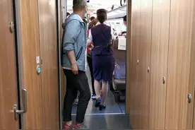 千岛湖开往杭州高铁紧急制动！老人拍门哭喊：“小孩掉下去了…”图片