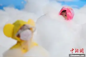 南京萌宝戏耍泡泡欢乐爬行玩转“童乐节”图片