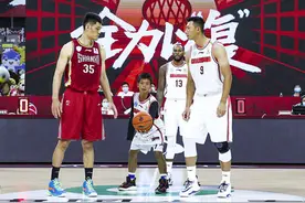 独臂篮球少年为CBA复赛跳球图片