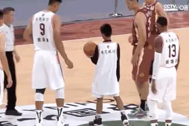 独臂篮球少年CBA复赛为易建联跳球，赛前的这一幕太励志图片