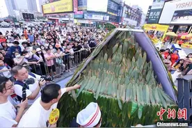 巨型千斤辣条粽亮相长沙街头图片