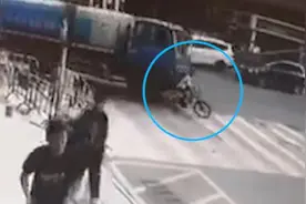 东莞一专项作业车与自行车相撞 ，一人死亡视频封面