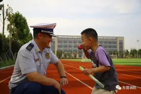 致敬父爱：抓拍消防员和孩子们的感人瞬间！图片