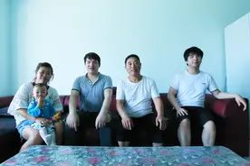 盲人兄弟写歌给父亲：“我多想看你一眼”图片