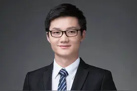 北大医生跪地急救膝盖渗血后续：现场协助救人的女子也找到了图片