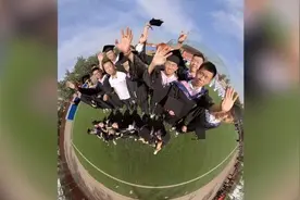 大学生拍创意毕业照，网友：如看大片视频封面