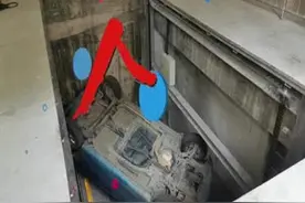 立体车库突发！女子连人带车，坠落4米多深停车起降库图片
