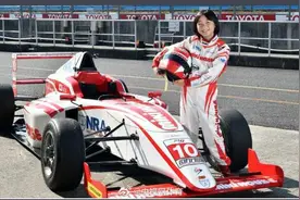 日本14岁女赛车手F4首秀夺冠图片