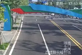 视频 | 惊险！珠海货车与限高架相撞，车头瞬间“飞出”图片